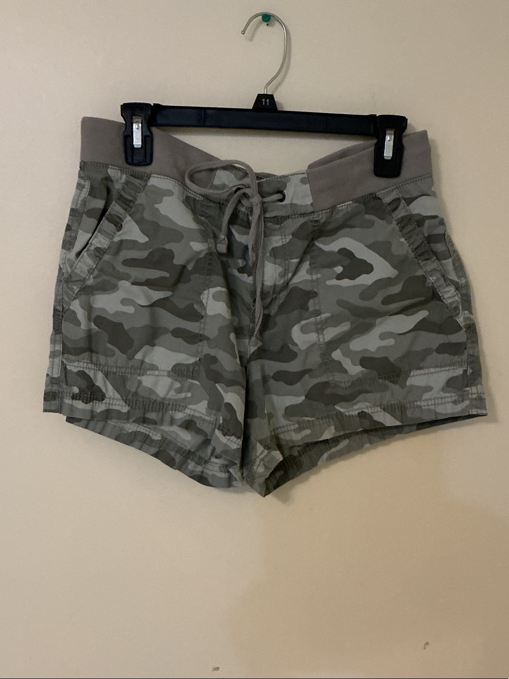 a.n.a Women’s Camo Drawstring Cargo Shorts - Olive